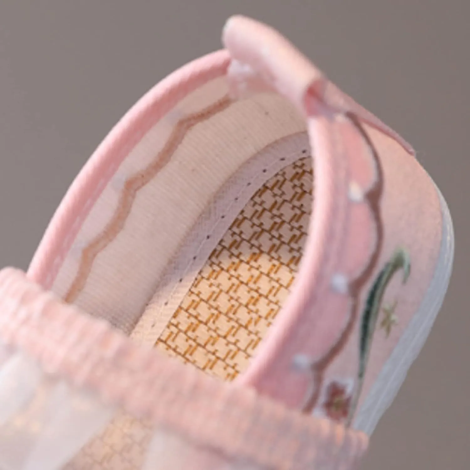 Girls Flat Bottom Bunny Embroidered Sandals Kids Chinese National Style Vintage Retro Performance Dress Shoes