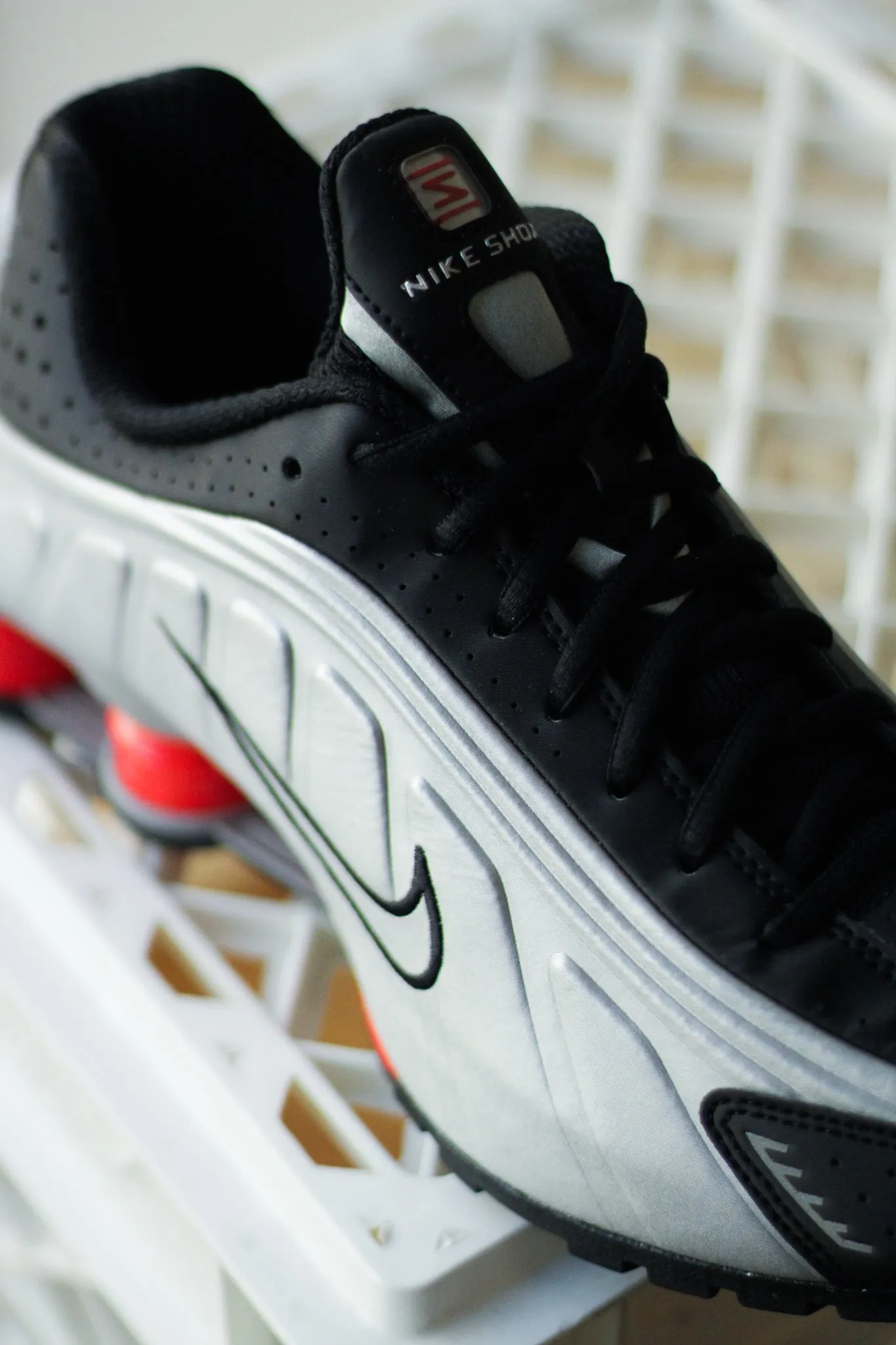NIKE SHOX R4 "METALLIC SILVER/METALLIC SILVER-BLACK"