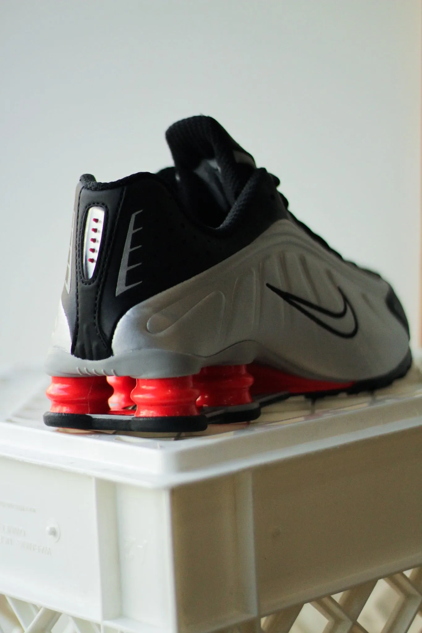 NIKE SHOX R4 "METALLIC SILVER/METALLIC SILVER-BLACK"